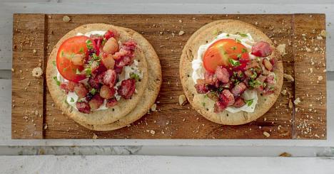 bacon, fet and pan fried tomatoes