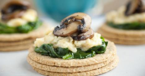 Scrambled egg with sauted mushroom and chives