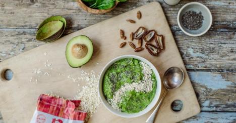 Avocado, date and spinach smoothie bowl