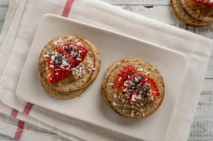 Apple sauce with strawberry, chia and coconut