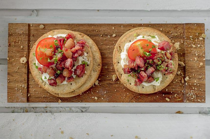 bacon, fet and pan fried tomatoes