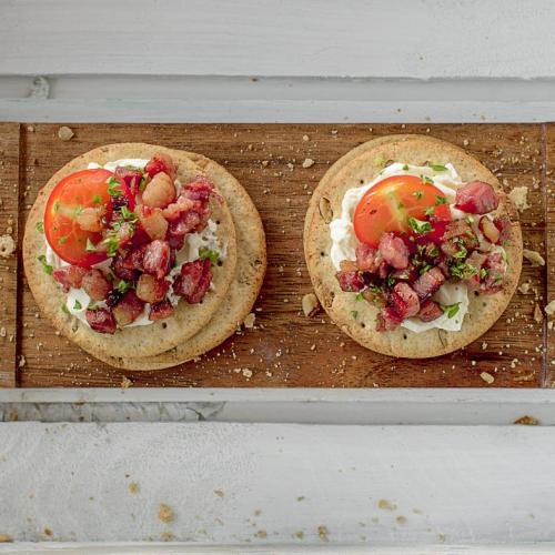 bacon, fet and pan fried tomatoes