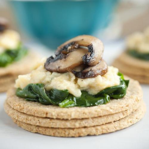 Scrambled egg with sauted mushroom and chives